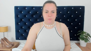 Just felt like getting chatty with the camera and showing the hotel I booked for my birthday this shower is amazing but