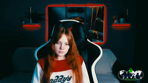 That hike made My feet super dirty hurry and lick them clean before we go home 2851912