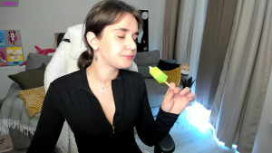 HOT VIRGIN baby_untouchable wants you to lead her into the world of pleasure Go and make her cum with a leg shaking