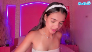 Tesoro la mia amichetta si è chiusa in camera mentre c erano i suoi amici e ha iniziato a divertirsi da sola con i suoi