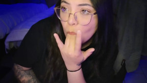 The amazon worker who dropped off my package looked really hot through the ring camera I had the slutty idea of inviting