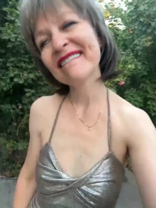 Hey there want to spend the day putting oil on my body Tap that button and send a tip if getting me slippery is