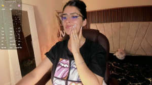 HOT CHICK skylaarose This cutie skylaarose has a sexy body Do u want to see what she is calable of and how she ends up