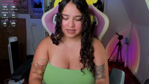 Elle est entre vtue d une robe rouge Chaque pas dgageait une lgance captivante attirant tous les regards Sa prsence tait