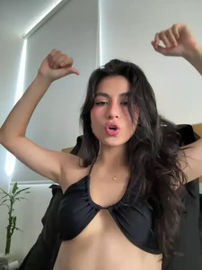 Just got a fresh pedicure Who wants to be the first to see Anyone who contributes will be rewarded with holiday feet