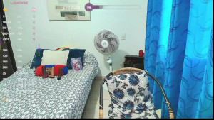 Can I show u how good I am at SQUIRTING all over my bed with this big cock Hai voglia di vedere quanto sono brava a