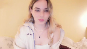 Some fun on the couch Make sure you come check out my VIP for uncensored videos daily nudes and a face reveal