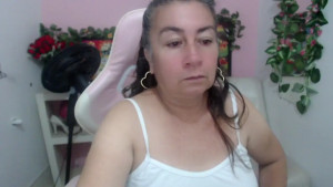 Brincando com o plug anal agora antes de dormir estou com tanto tesao que estou pensando em fazer uma dp pra gosar Tenho